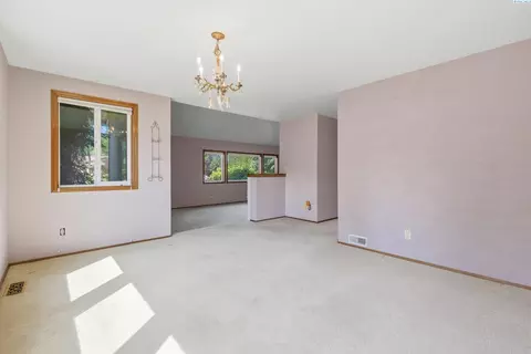 Living - 5620 W Livingston Rd, Pasco, WA 99301 photo 4 of 6