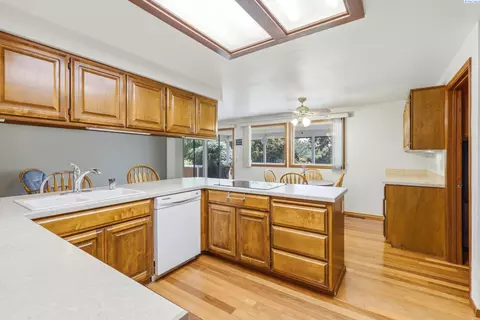 Kitchen - 5620 W Livingston Rd, Pasco, WA 99301 photo 2 of 5