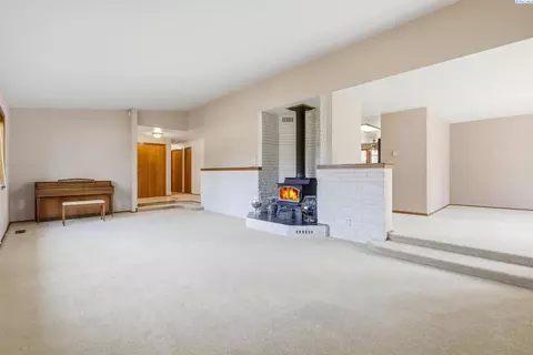 Living - 5620 W Livingston Rd, Pasco, WA 99301 photo 2 of 6