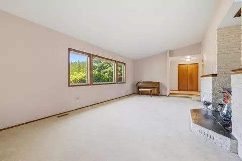 Living - 5620 W Livingston Rd, Pasco, WA 99301 photo 1 of 6