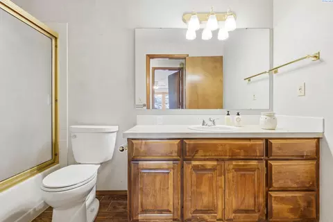 Bath - 5620 W Livingston Rd, Pasco, WA 99301 photo 2 of 5