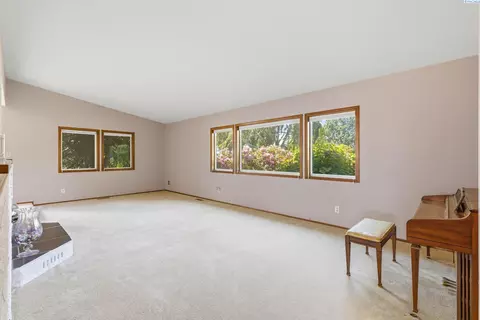 Living - 5620 W Livingston Rd, Pasco, WA 99301 photo 3 of 6