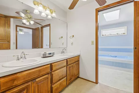Bath - 5620 W Livingston Rd, Pasco, WA 99301 photo 4 of 5