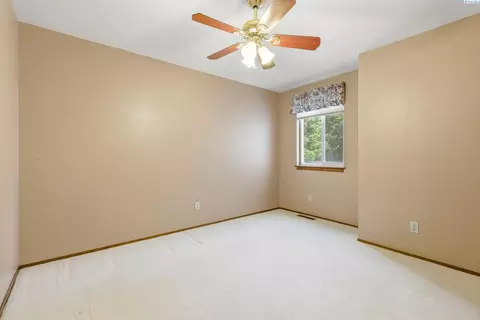Bedroom - 5620 W Livingston Rd, Pasco, WA 99301 photo 3 of 5