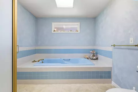 Bath - 5620 W Livingston Rd, Pasco, WA 99301 photo 5 of 5