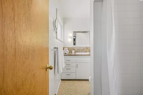 Bath - 1515 NE Upper Dr, Pullman, WA 99163 photo 1 of 3