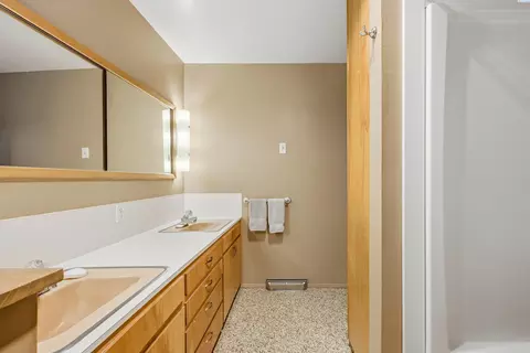 Bath - 1515 NE Upper Dr, Pullman, WA 99163 photo 2 of 3