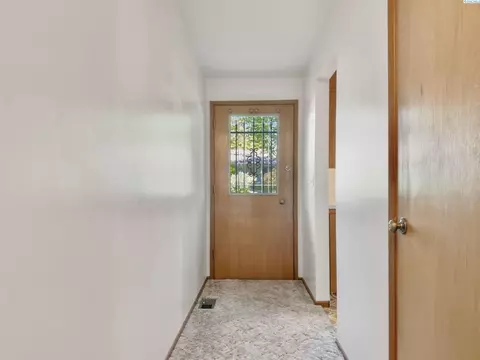 Entry Way - 1305 NW Haven Cir, Pullman, WA 99163 photo 2 of 5