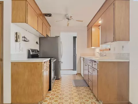 Kitchen - 1305 NW Haven Cir, Pullman, WA 99163 photo 2 of 2