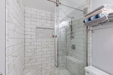 Bath - 810 SE Sunny Mead, Pullman, WA 99163 photo 2 of 4