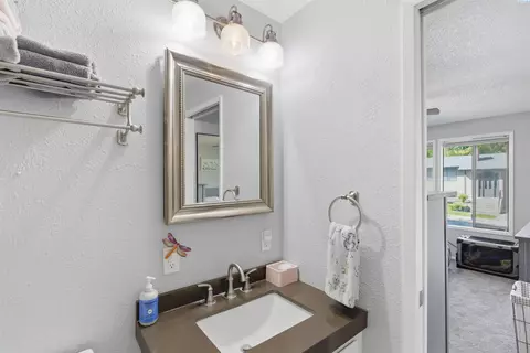 Bath - 810 SE Sunny Mead, Pullman, WA 99163 photo 3 of 4