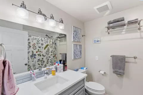 Bath - 810 SE Sunny Mead, Pullman, WA 99163 photo 1 of 4
