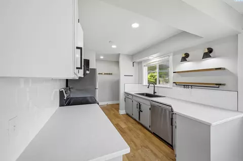 Kitchen - 655 SE Jackson St, Pullman, WA 99163 photo 3 of 5