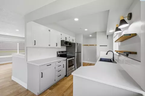 Kitchen - 655 SE Jackson St, Pullman, WA 99163 photo 5 of 5