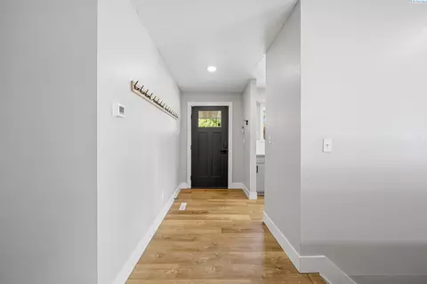 Entry Way - 655 SE Jackson St, Pullman, WA 99163 photo 1 of 2