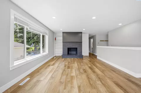 Living - 655 SE Jackson St, Pullman, WA 99163 photo 3 of 6