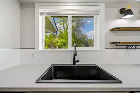 Kitchen - 655 SE Jackson St, Pullman, WA 99163 photo 4 of 5
