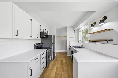 Kitchen - 655 SE Jackson St, Pullman, WA 99163 photo 1 of 5