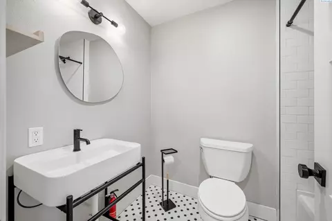 Bath - 655 SE Jackson St, Pullman, WA 99163 photo 2 of 2