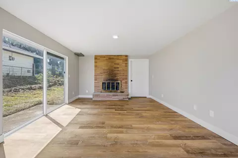 Living - 655 SE Jackson St, Pullman, WA 99163 photo 5 of 6