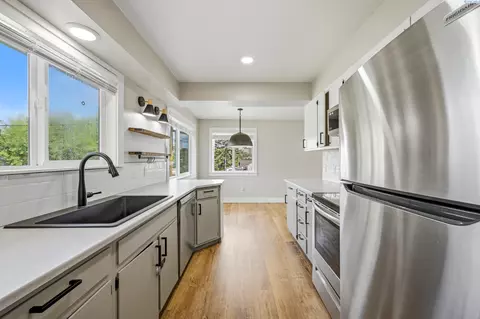 Kitchen - 655 SE Jackson St, Pullman, WA 99163 photo 2 of 5