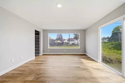 Living - 655 SE Jackson St, Pullman, WA 99163 photo 4 of 6