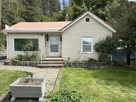 910 N Park St, Colfax, WA 99111