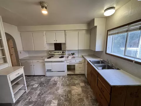 Kitchen - 1155 NE Lybecker Rd, Pullman, WA 99163 photo 1 of 1