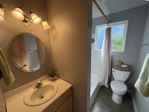 Bath - 1155 NE Lybecker Rd, Pullman, WA 99163 photo 1 of 1