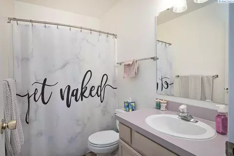 Bath - 223 NW Clay Ct, Pullman, WA 99163 photo 2 of 2