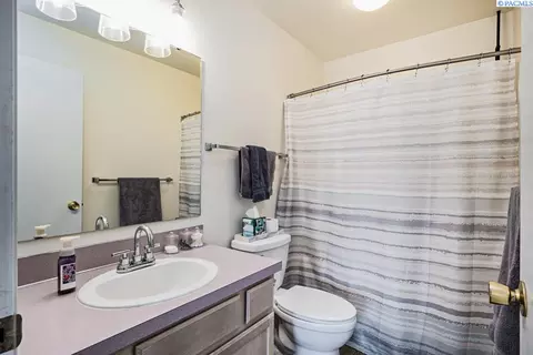Bath - 223 NW Clay Ct, Pullman, WA 99163 photo 1 of 2