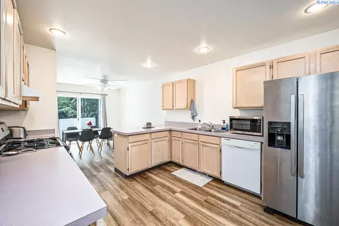 Kitchen - 223 NW Clay Ct, Pullman, WA 99163 photo 3 of 4
