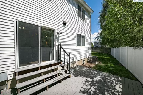Exterior - 223 NW Clay Ct, Pullman, WA 99163 photo 4 of 7