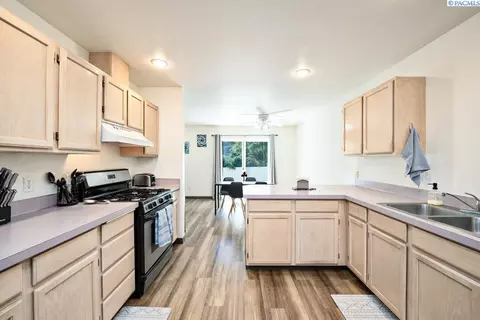 Kitchen - 223 NW Clay Ct, Pullman, WA 99163 photo 2 of 4