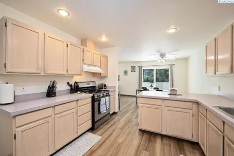 Kitchen - 223 NW Clay Ct, Pullman, WA 99163 photo 1 of 4
