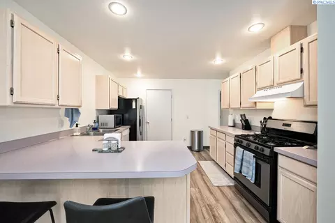 Kitchen - 223 NW Clay Ct, Pullman, WA 99163 photo 4 of 4