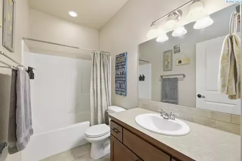 Bath - 2325 NW Valley View Dr, Pullman, WA 99163 photo 1 of 4