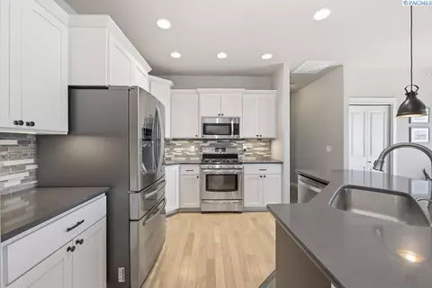 Kitchen - 2325 NW Valley View Dr, Pullman, WA 99163 photo 2 of 3