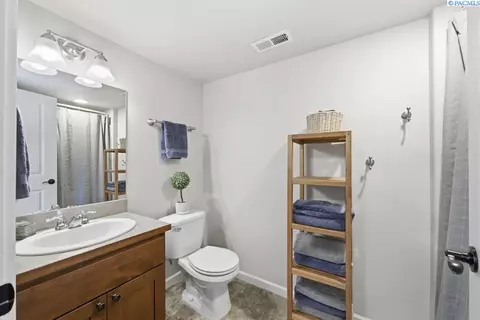 Bath - 2325 NW Valley View Dr, Pullman, WA 99163 photo 4 of 4