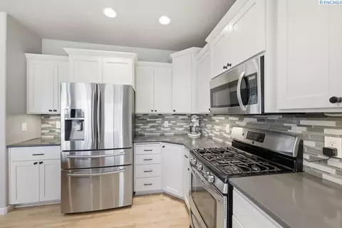 Kitchen - 2325 NW Valley View Dr, Pullman, WA 99163 photo 3 of 3