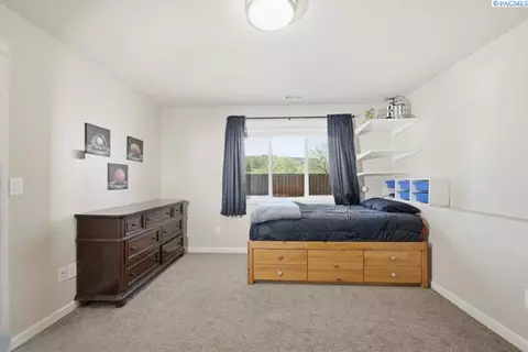 Bedroom - 2325 NW Valley View Dr, Pullman, WA 99163 photo 5 of 5