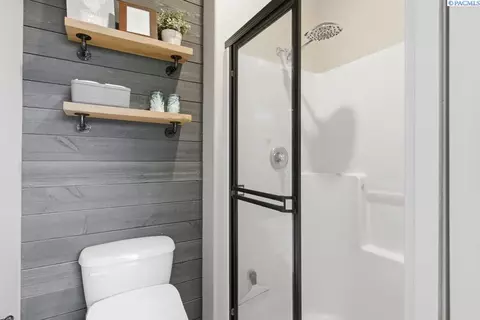 Bath - 2325 NW Valley View Dr, Pullman, WA 99163 photo 3 of 4