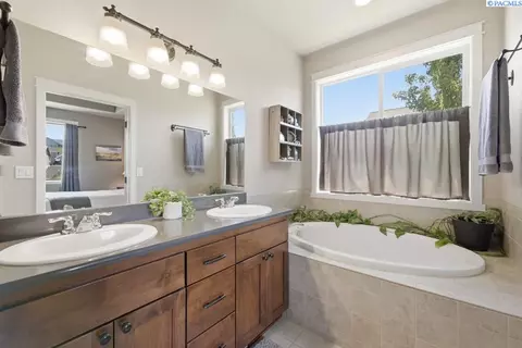 Bath - 2325 NW Valley View Dr, Pullman, WA 99163 photo 2 of 4