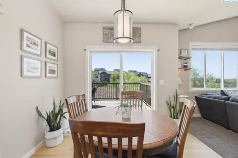 Dining - 2325 NW Valley View Dr, Pullman, WA 99163 photo 3 of 4