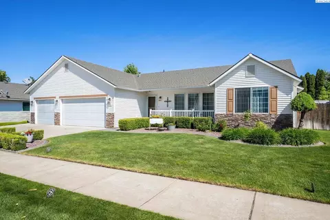 8415 Queensbury Dr, Pasco, WA 99301