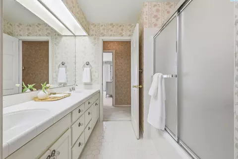 Bath - 4114 Riverhaven St, Pasco, WA 99301 photo 2 of 3