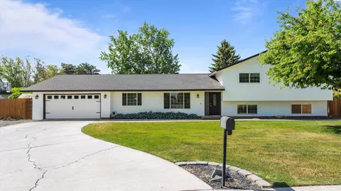 702 N Sheppard Pl, Kennewick, WA 99336