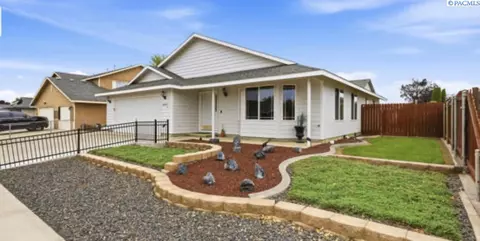 8303 Wrigley Dr, Pasco, WA 99301