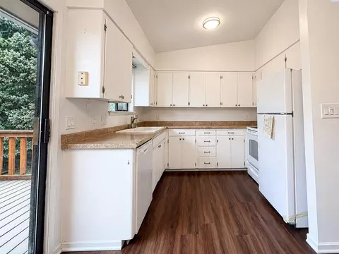 Kitchen - 376 NW Dillon St, Pullman, WA 99163 photo 1 of 2