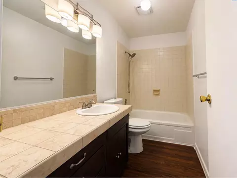 Bath - 376 NW Dillon St, Pullman, WA 99163 photo 2 of 2